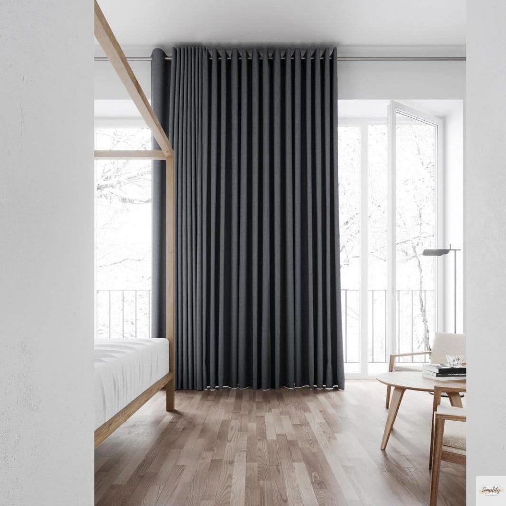 Rèm vải gấm cho không gian sang trọng.